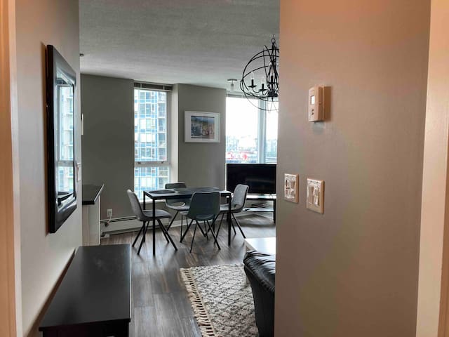 Amazing Downtown Vancouver Condo with A/C&Parking