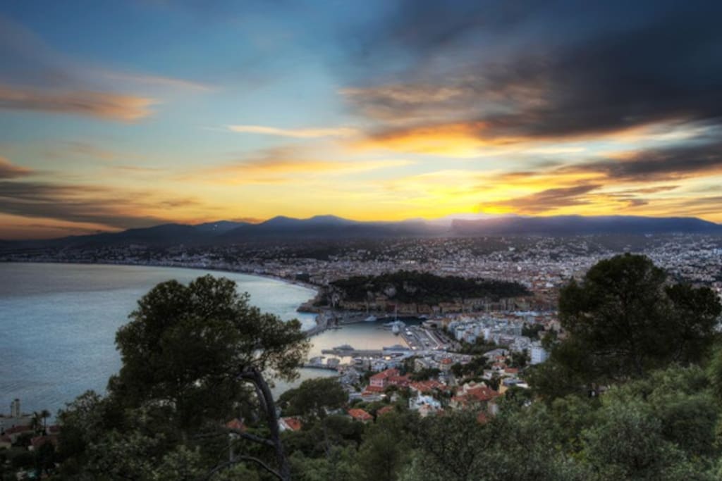 Vue de Nice : port et colline du Château