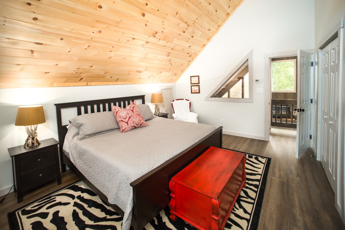 楼上有第二间主卧套房。