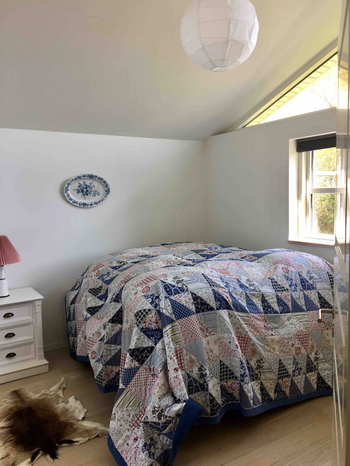 Chumba cha kulala 2 (kitanda 1 cha watu wawili, hulala watu wazima 2) Sehemu ya kitanda cha watoto cha ziada