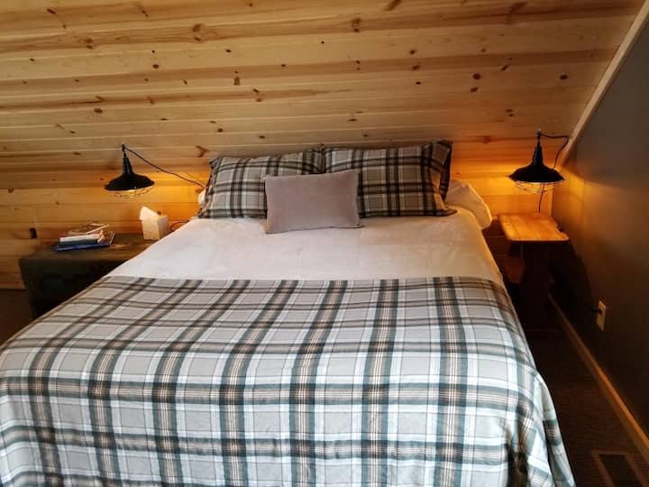 מיטת קווין סייז בחדר השינה המערבי. בחדר הזה יש גם מיטה מתקפלת בגודל מיטה מתקפלת, שידה, מלתחה, שולחן כתיבה ועמדת טעינה. 