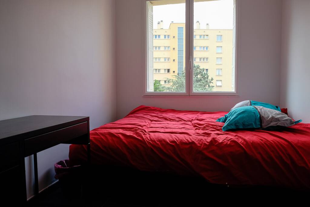 votre chambre, 1 grand lit tout confort (pas de vis-à-vis direct)