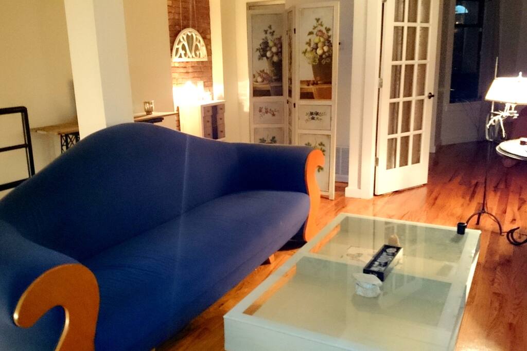 The living room with IDEE Japan designer sofa "Blue Wave".