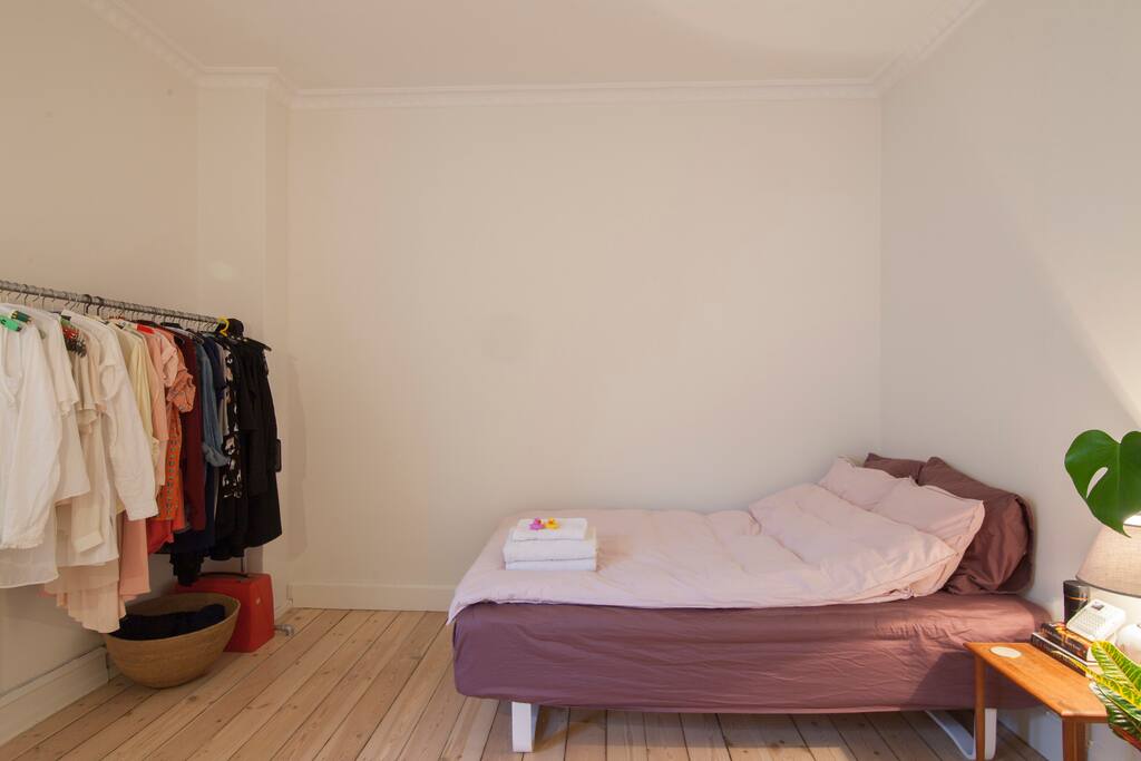 Comfy bed with memory foam matress.