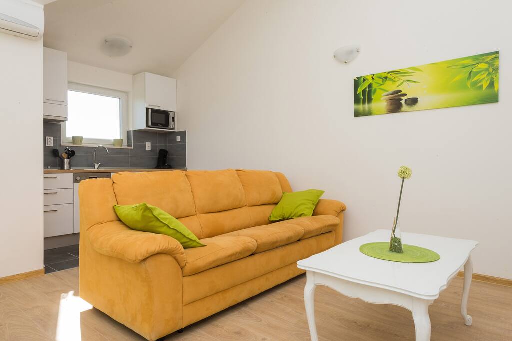 Living room and Kitchen / Wohnzimmer und Küche
