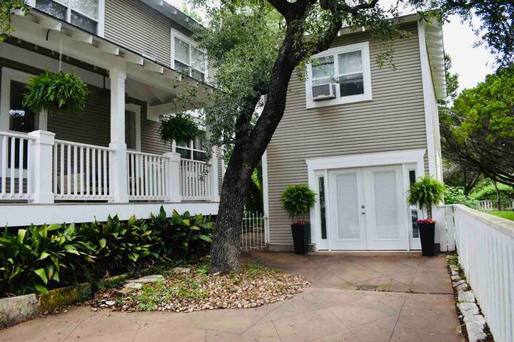 Charming 4 Bed 2.5 Bath-Just Minutes from the Lake gallery image 4