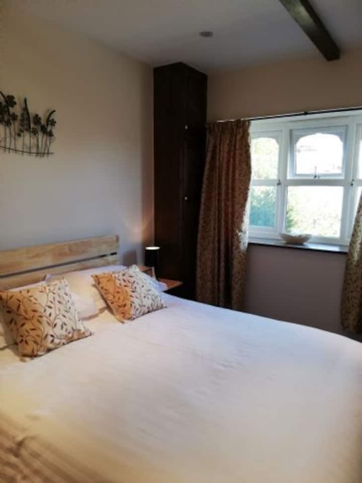 在舒适的加大双人床上享受安静的夜晚睡眠。