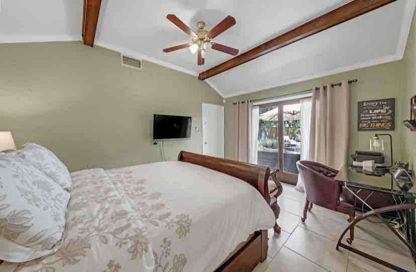 Მთავარი საძინებლის ხედი ტელევიზორით!