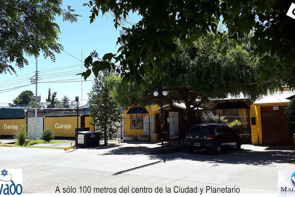 Fachada del complejo con su garaje.