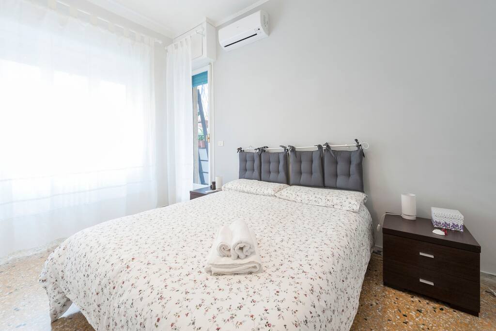 Main bedroom with a queen-size bed and a single bed