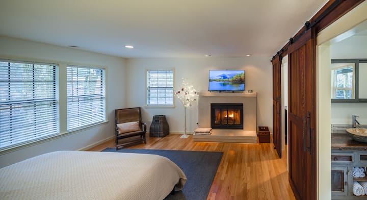 Hlavná spálňa s manželskou posteľou King, vlastnou kúpeľňou, krbom, šatníkom a 4k televízorom