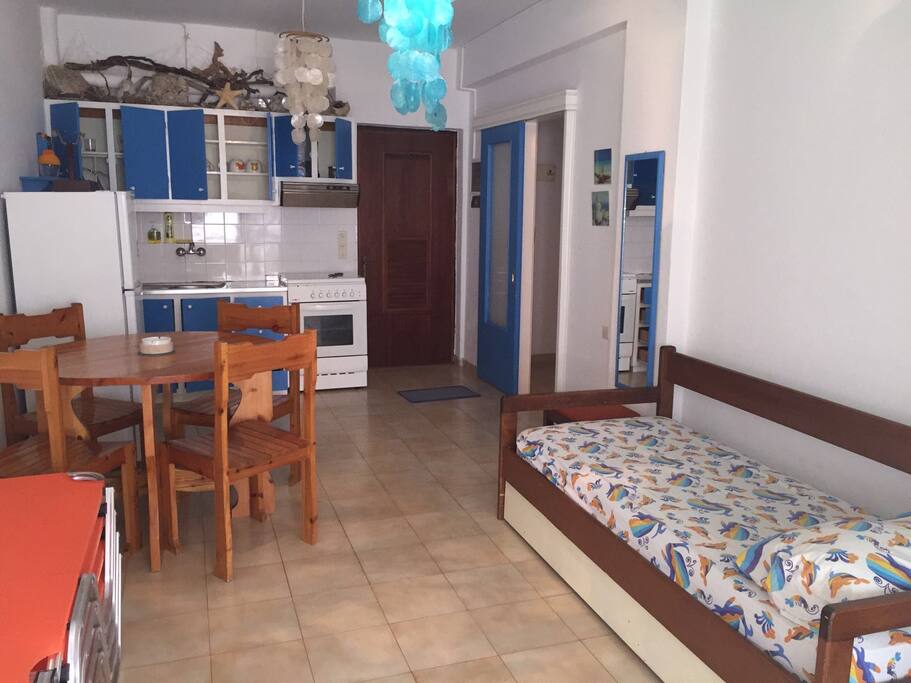 Aqui el salon del piso, cocina, mesa comedor, sofacama.