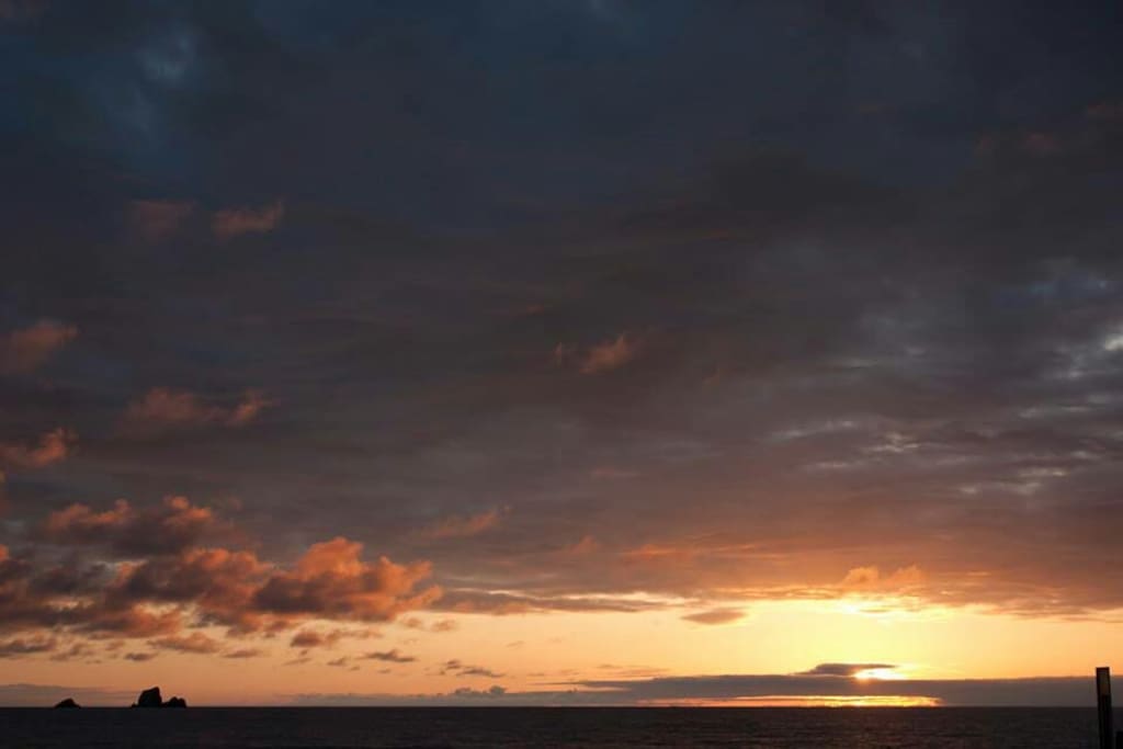 A solo unos minutos
de playas como, Covachos, Somocuevas o Liencres