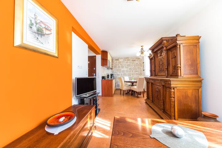 סלון עם ספה נפתחת.