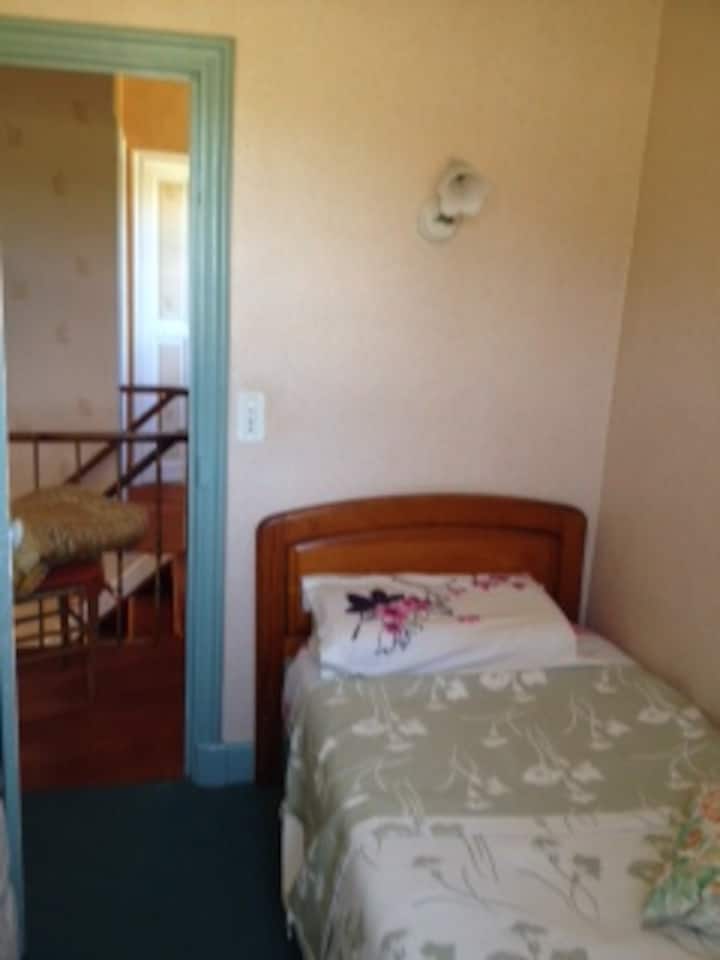 الطابق: 
غرفة نوم صغيرة #3: سرير 90/190