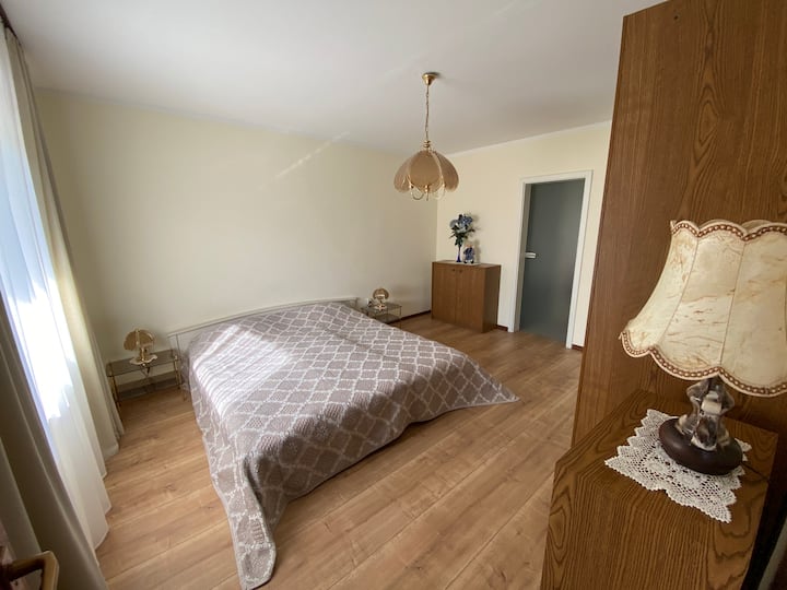 Საძინებელს აქვს პირდაპირი წვდომა სააბაზანოსთან 