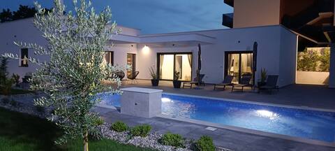 New 2023 Villa  with pool near the beach