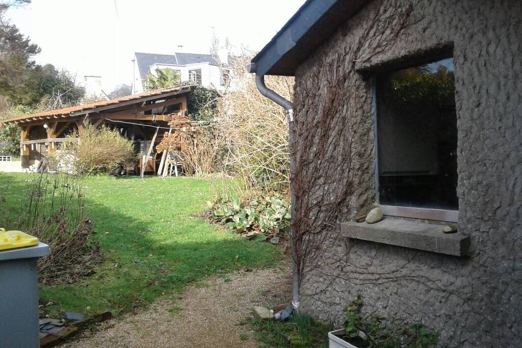 grand jardin avec places de parking