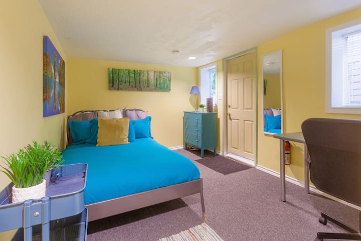 Cozy 2 Bdrm Near Hospitals and Downtown