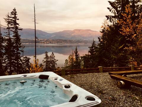 Cozy Log Cabin, Semi-lakefront With Hot tub!