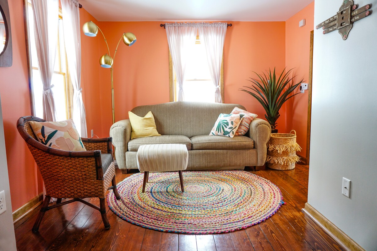 Our tropical "Coral Room" has a pull-out couch for a 7th guest.