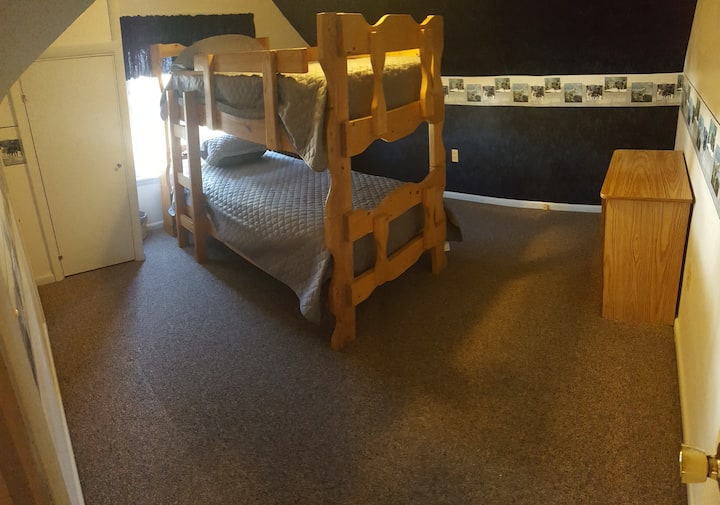 Chumba cha kulala cha ghorofani (Twin Bunk)