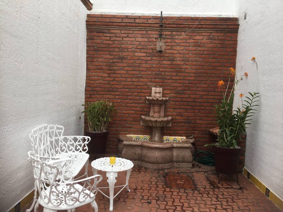 Fuente con juego de jardín.