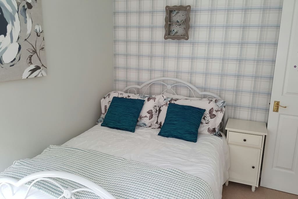 Freshly decorated brighg double bedroom at £520 pcm