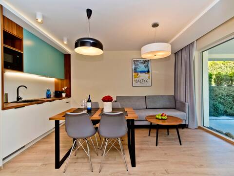 BlueApartPL Comfy apartment with a garden C2