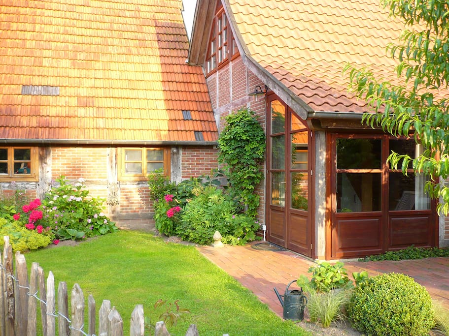 Rückseite mit Tersasse und Garten