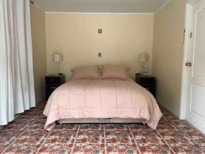 غرفة نوم رئيسية مع حمام داخلي ومخرج تراس.