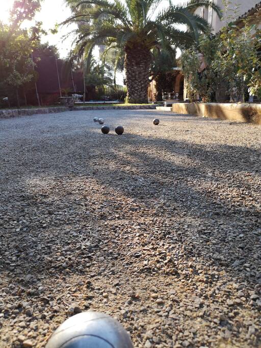 Terrain de pétanque et jardin arboré