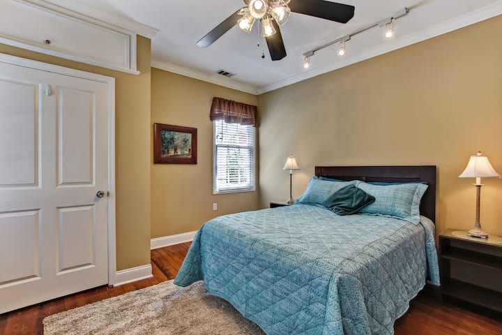 Izba s manželskou posteľou Queen na poschodí. Všetky spálne majú veľkoryso veľké skrine. 