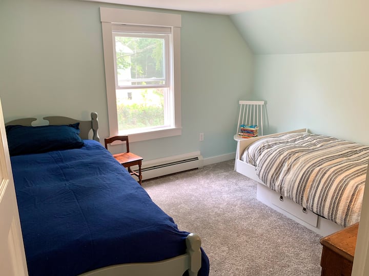 Detta sovrum har två enkelsängar och en byrå och är perfekt för barn (eller vuxna!). 