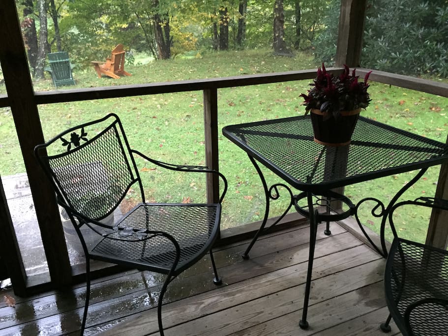 Cabin: The screened porch is a nice spot to enjoy quiet time and listen to the river or have good conversation, play cards or drink some wine. There are also rocking chairs and a porch swing for more seating.