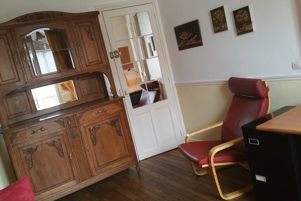 ARMOIRE VAISSELIER - FAUTEUIL RELAX