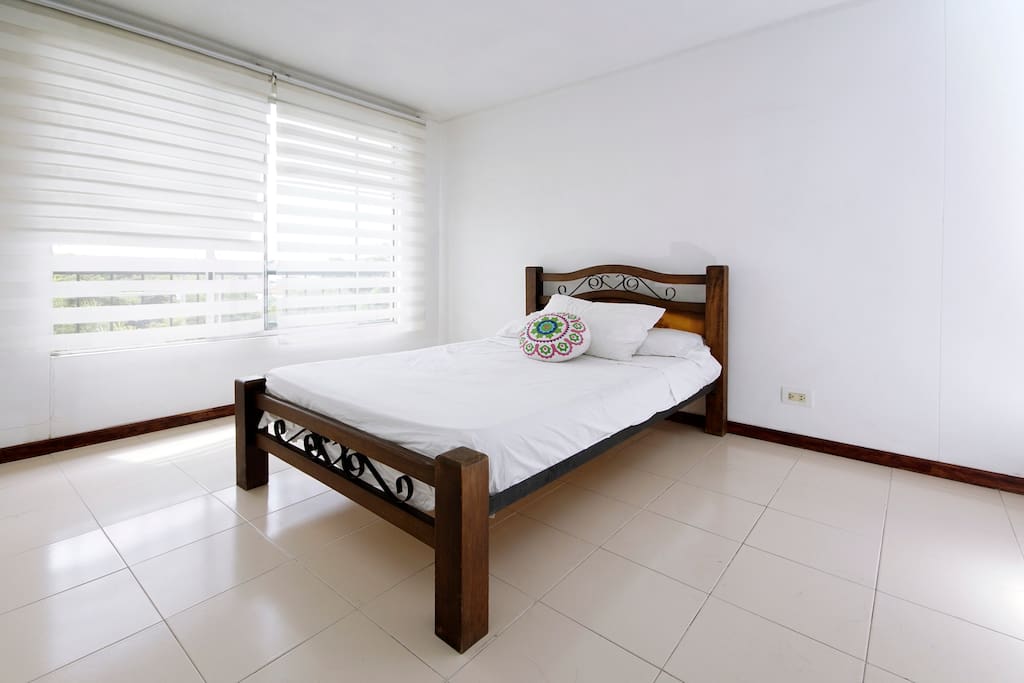 Cama semidoble, dos personas se ubican cómodamente para un buen descanso.