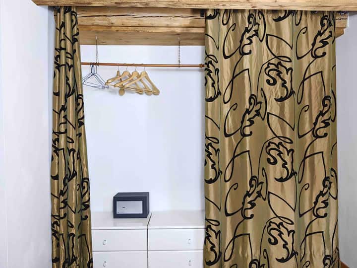 Área de armario con cajones, ganchos y caja fuerte