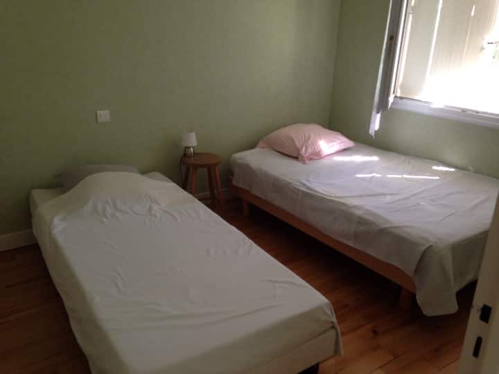 Chambre 3 : 1 lit 120, 1 lit 90, placards penderie chevet