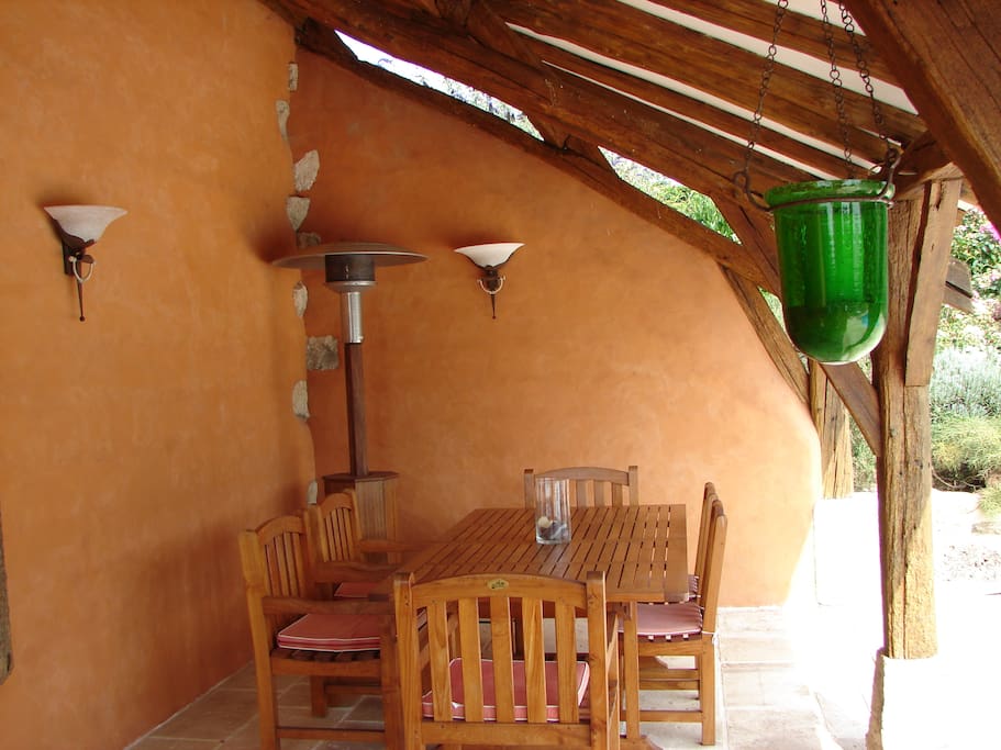 Pool house avec cuisine d'été. Table pour 10/12 p