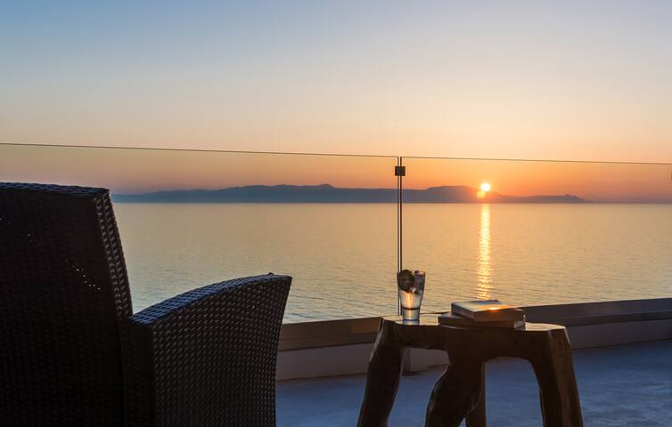 Sea front lux villa★Heated pool★Direct access sea gallery image 2