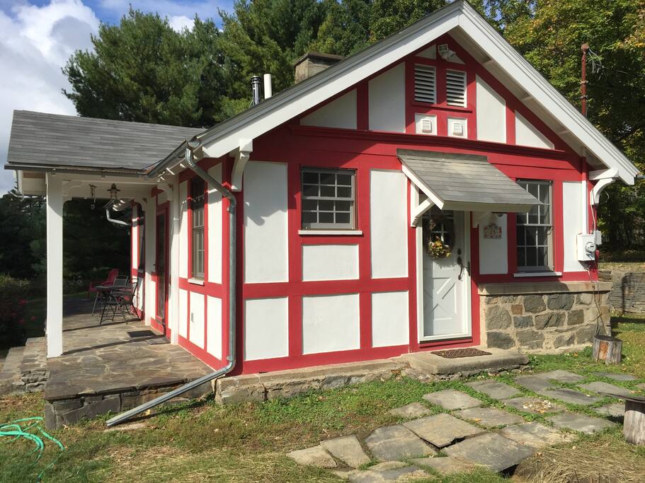 view of the side of the cottage