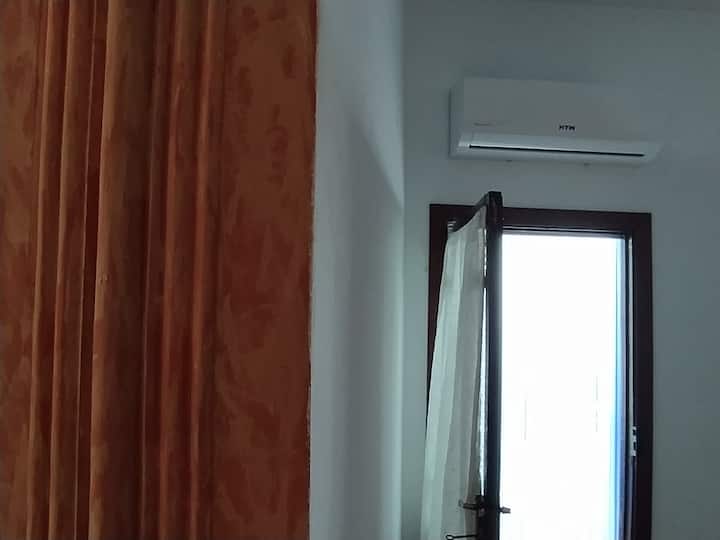 Климатик в цялото помещение (горещо студено) в допълнение към отоплението 