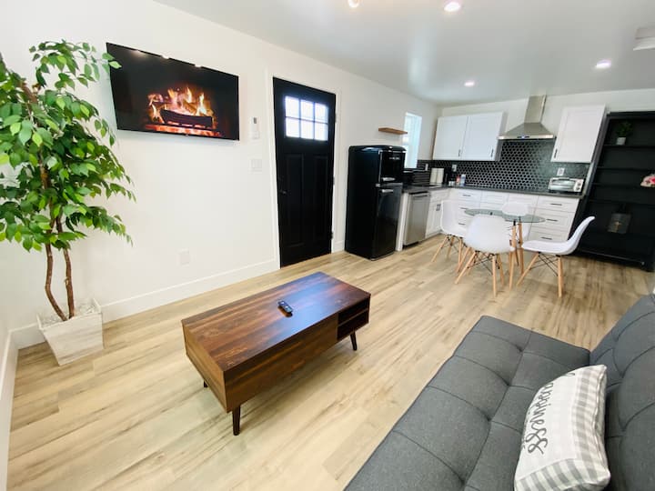 Near Csun - 3br Retreat For Large Group - San Fernando, CA