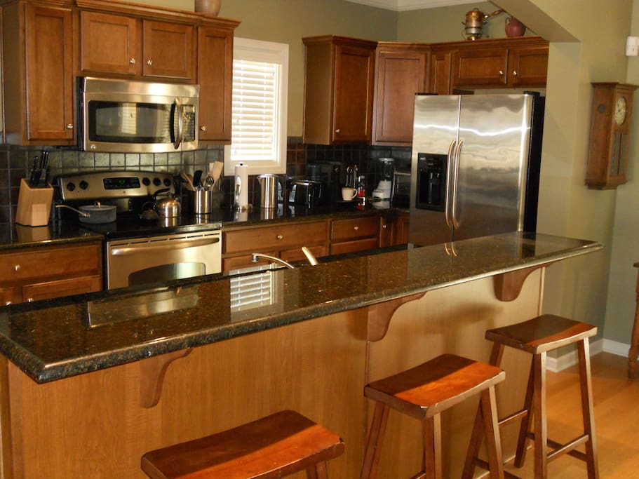 Access to fully furnished kitchen with dining area. Space available in pantry and refrigerator.