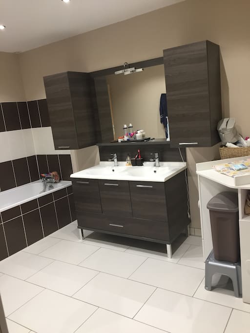Salle de bain partager familles et voyageurs
Double vasque
Baignoire
Douche italienne
Table à langer