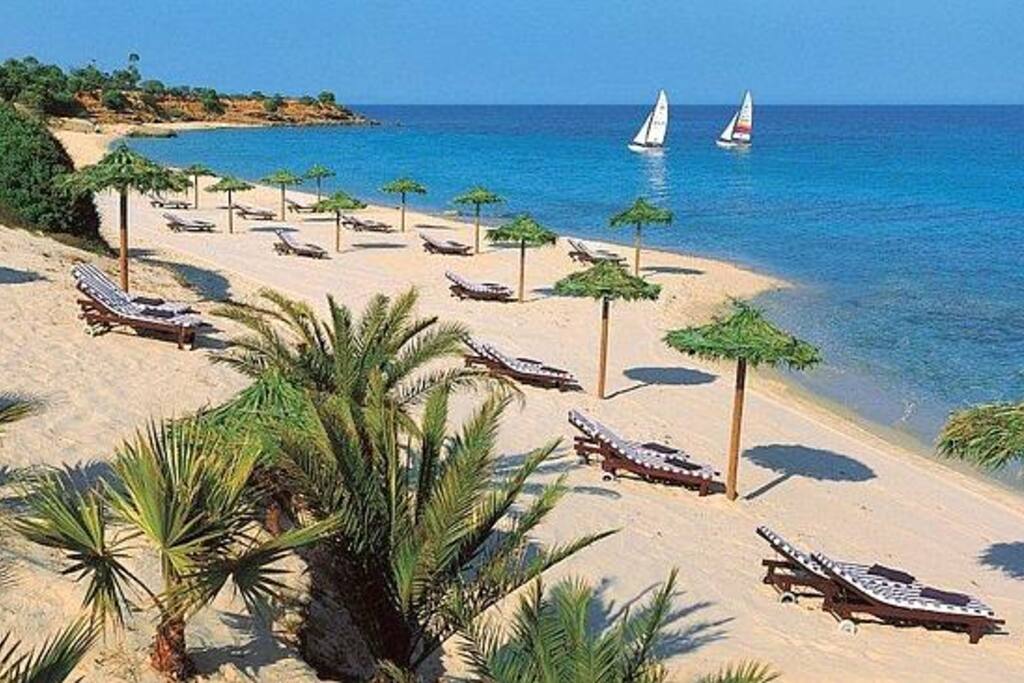 spiaggia del Forte Village a 5 minuti di distanza, accessibile a tutti