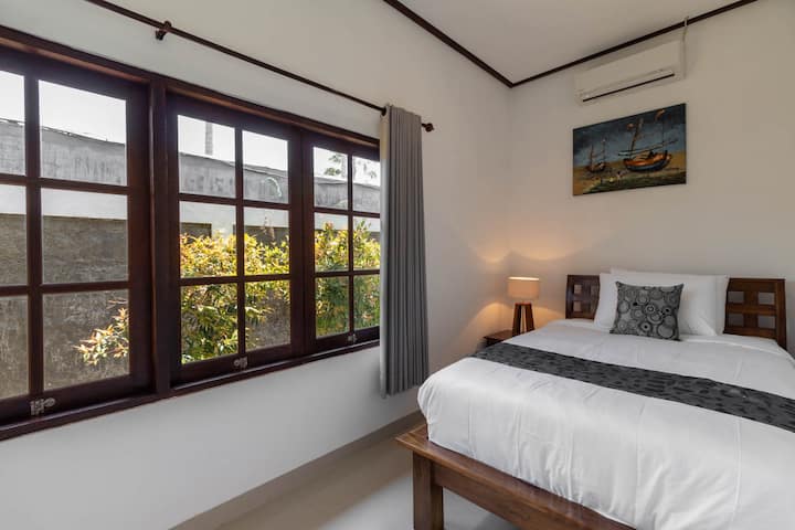 Habitación pequeña con cama individual sin baño 