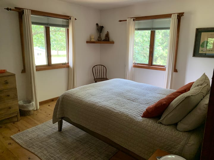 楼上1号卧室可俯瞰后院。标准双人床。