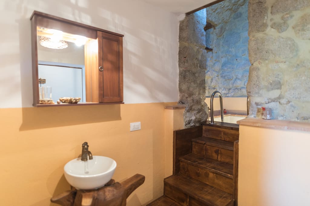 Questa suite è dotata di vasca idromassaggio scavata nella pietra.